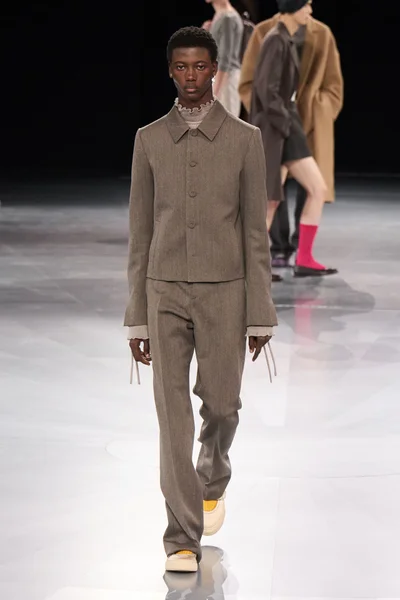 Look 16